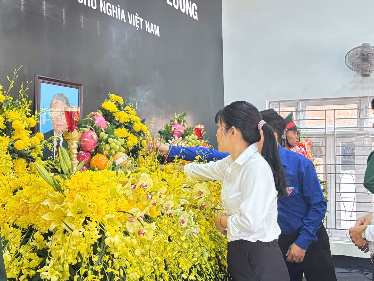 Đối với quê hương Quảng Ngãi, trong suốt thời gian còn giữ cương vị lãnh đạo của Đảng, Nhà nước và khi đã nghỉ hưu, Cố Chủ tịch nước Trần Đức Lương luôn dành nhiều sự quan tâm đặc biệt đến quê nhà. Thường xuyên theo dõi, hỗ trợ các chương trình phát triển kinh tế, giáo dục và hạ tầng cho tỉnh Quảng Ngãi nói chung, thị xã Đức Phổ và xã Phổ Khánh nói riêng.