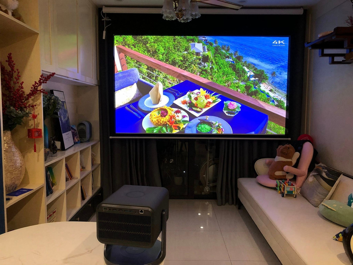 Máy chiếu đạt độ sáng ấn tượng 3.200 lumen theo chuẩn CVIA, một tiêu chuẩn mới tại Trung Quốc được đánh giá là phản ánh chân thực hơn độ sáng thực tế. Mức sáng này được xem là rất đáng nể, vượt trội so với nhiều sản phẩm cùng phân khúc.