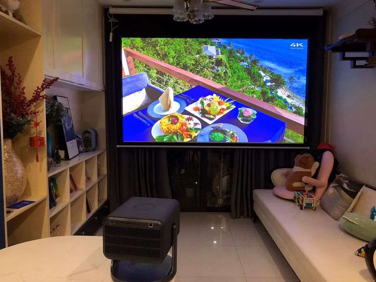 Máy chiếu đạt độ sáng ấn tượng 3.200 lumen theo chuẩn CVIA, một tiêu chuẩn mới tại Trung Quốc được đánh giá là phản ánh chân thực hơn độ sáng thực tế. Mức sáng này được xem là rất đáng nể, vượt trội so với nhiều sản phẩm cùng phân khúc.