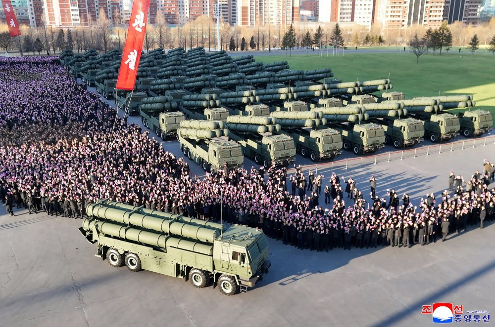 Các đại biểu và quan sát viên của Đại hội Đảng Lao động Triều Tiên lần thứ IX tham quan những trang thiết bị quân sự hiện đại do ngành công nghiệp quốc phòng Triều Tiên trao tặng cho Đại hội.