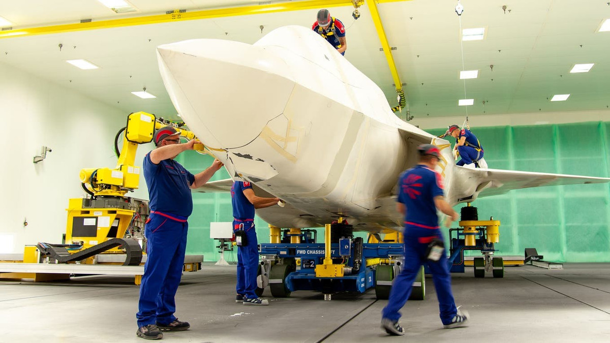 "Ngoài ra còn có những cải tiến về tác chiến điện tử, cải tiến mạng lưới và khả năng tự động hóa", Taiclet nói thêm. Trong số này, khả năng tự động hóa được đánh giá là "thực sự quan trọng" và sẽ là yếu tố có thể khiến phi công F-35 trở thành lựa chọn tùy chọn. Vì phần lớn công việc về khả năng tự động hóa đã được thực hiện, Taiclet tin rằng một phiên bản F-35 có thể tùy chọn có hoặc không có phi công.