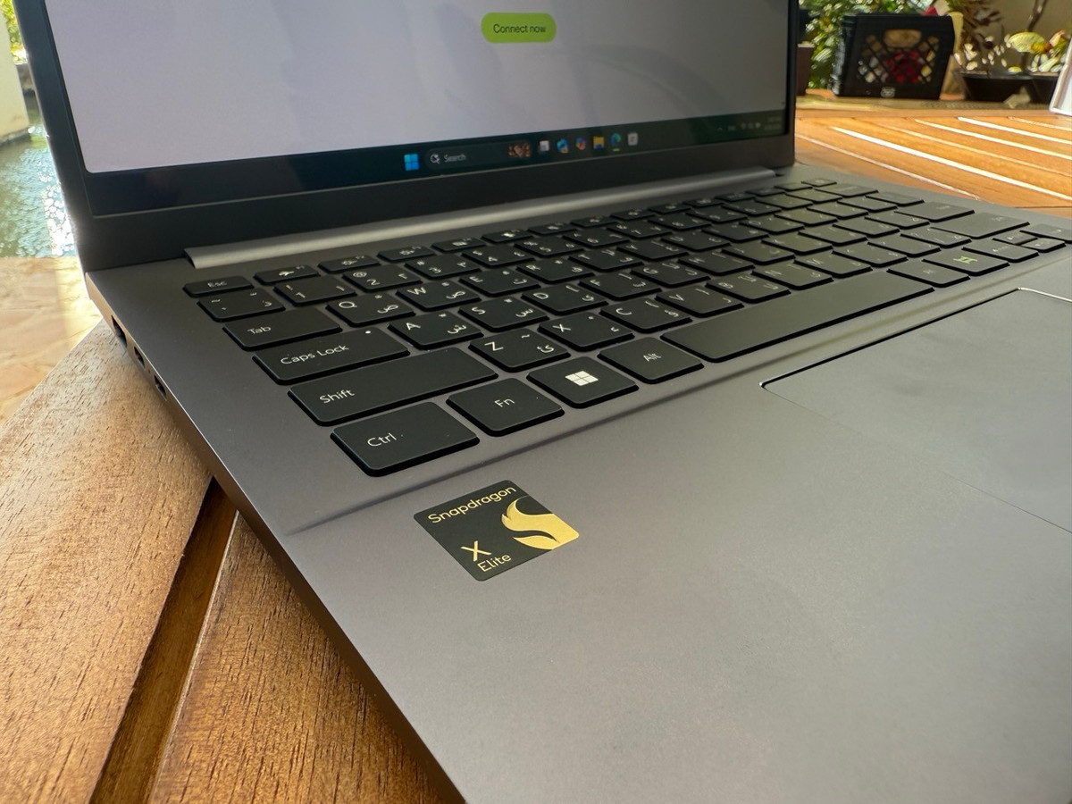 Được trang bị chip Snapdragon X Elite thế hệ đầu tiên từ Qualcomm, Horizon Pro chạy trên hệ điều hành AI độc đáo có tên Humain One OS. Tuy nhiên, điều thú vị là hệ điều hành này thực chất hoạt động như một ứng dụng chạy trên nền Windows 11, tạo ra giao diện hoàn toàn mới mẻ so với những gì người dùng từng biết.