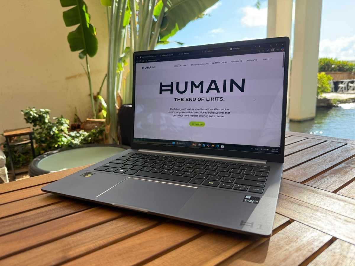 Trong buổi trải nghiệm thực tế, các nhà báo đã thử nghiệm tính năng tạo truyện của laptop bằng cách yêu cầu viết một câu chuyện về phóng viên CNET tham dự hội nghị công nghệ ở Hawaii. Kết quả cho thấy AI đã dự đoán khá chính xác về lịch trình và sở thích của phóng viên, thậm chí còn tạo ra hình ảnh minh họa cho câu chuyện.