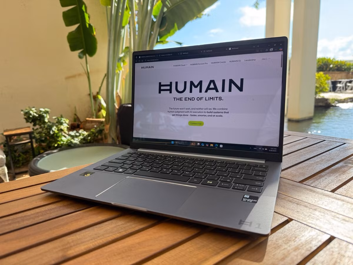 Trong buổi trải nghiệm thực tế, các nhà báo đã thử nghiệm tính năng tạo truyện của laptop bằng cách yêu cầu viết một câu chuyện về phóng viên CNET tham dự hội nghị công nghệ ở Hawaii. Kết quả cho thấy AI đã dự đoán khá chính xác về lịch trình và sở thích của phóng viên, thậm chí còn tạo ra hình ảnh minh họa cho câu chuyện.