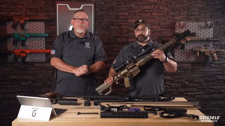 Bên cạnh đó, khẩu M7 khá "nặng cân", cụ thể khi chưa lắp đạn, khẩu súng có trọng lượng 3,7 kg (khẩu M4 chỉ nặng 2,9 kg), ngoài ra còn phải cộng thêm ống giảm thanh nặng 0,66 kg và kính ngắm điện tử XM157 nặng 2,2 kg.