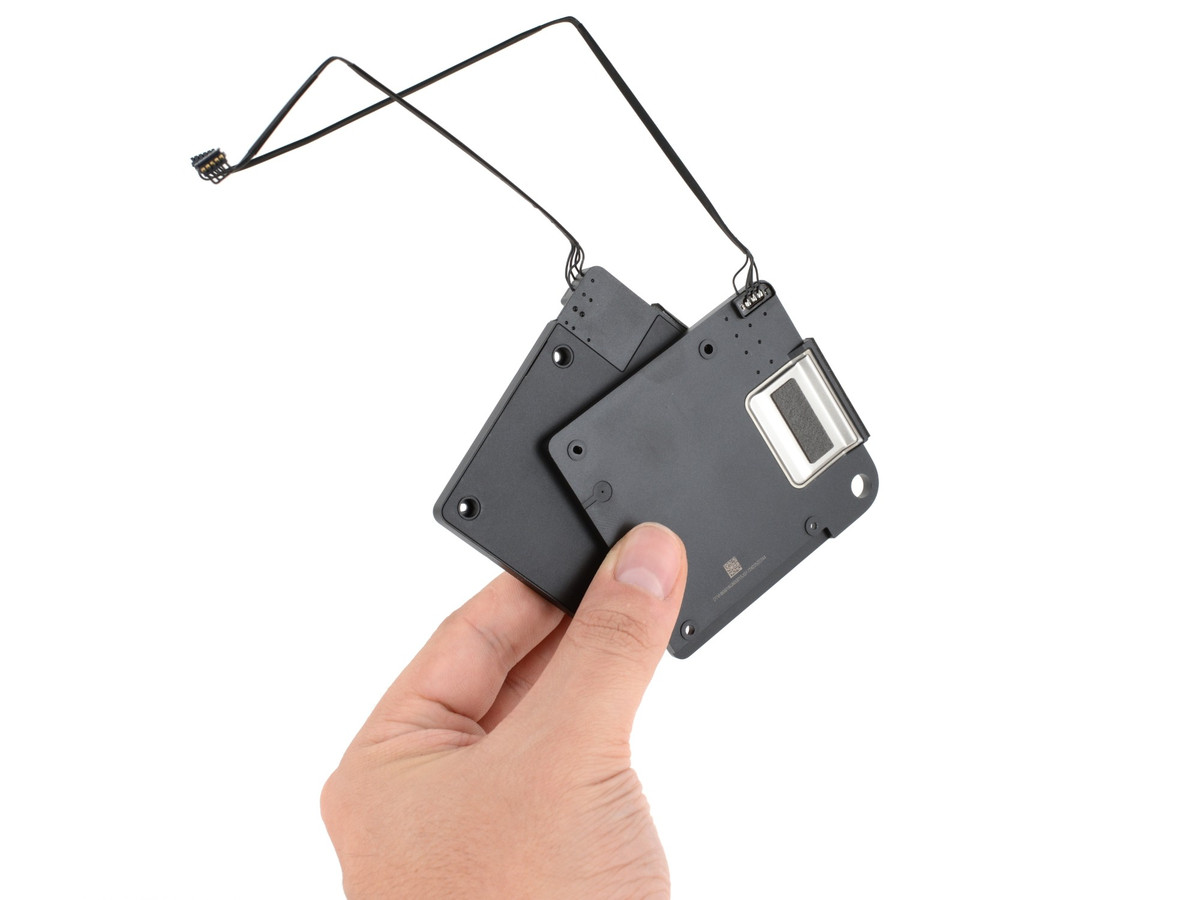 Loa cũng cho thấy điều tương tự. Chúng dễ dàng tháo rời, nhưng theo nhiều nguồn tin thì chất lượng không tốt bằng loa trên các dòng MacBook đắt tiền hơn. Thiết kế loa đặt ở cạnh bên có lẽ giúp Apple tiết kiệm được một số công đoạn gia công và một khoản tiền.