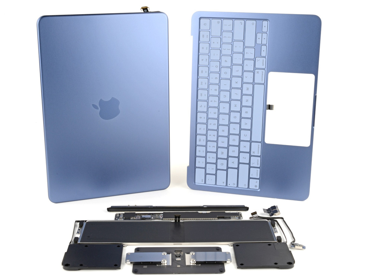 Không chỉ là chiếc MacBook có giá phải chăng nhất từ trước đến nay, mà còn là mẫu MacBook dễ sửa chữa nhất trong “khoảng mười bốn năm qua”, theo đánh giá chi tiết từ trang hướng dẫn sửa chữa iFixit.