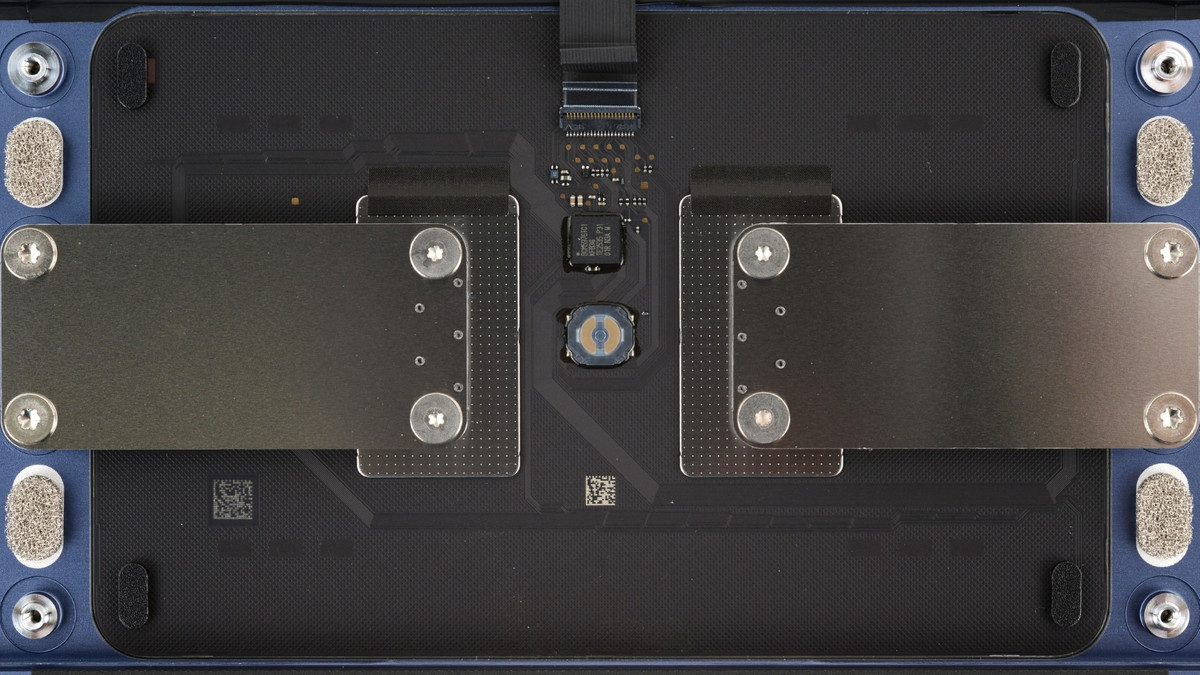 MacBook Neo sử dụng bàn di chuột cơ học, trở thành chiếc MacBook đầu tiên kể từ năm 2015 không còn hỗ trợ Force Touch. Trong thập kỷ qua, Apple coi bàn di chuột phản hồi xúc giác là xu hướng chủ đạo, vì vậy đây là một sự thay đổi đáng ngạc nhiên.