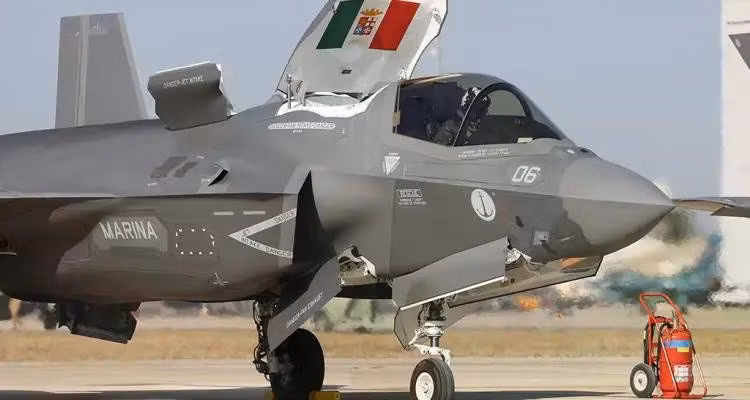 Ban tổ chức lựa chọn tiêm kích F-35B Italy do biến thể này có khả năng cánh trên đường băng ngắn và hạ cánh thẳng đứng (STOVL), đồng thời số máy bay này đang đồn trú tại căn cứ Pirkkala của không quân Phần Lan.