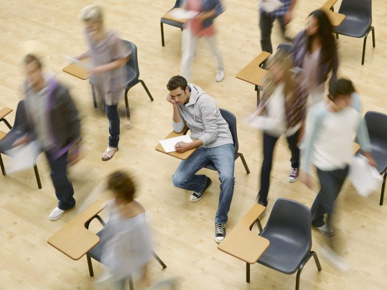 Hàng ngàn học sinh phổ thông mất đi cơ hội do bị các sinh viên "ma" choáng chỗ. Ảnh: Fortune gettyimages-95011672-e1749659610932.jpg