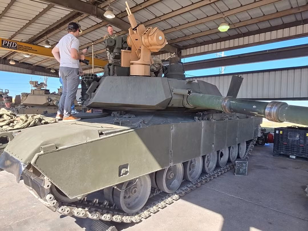 Các lựa chọn như Trạm vũ khí điều khiển từ xa thông thường hoặc súng máy M2 và M240 gắn tại chỗ có thể giải quyết các mối đe dọa như vậy nhưng vẫn hoàn toàn phụ thuộc vào nhận thức tình huống của xạ thủ.