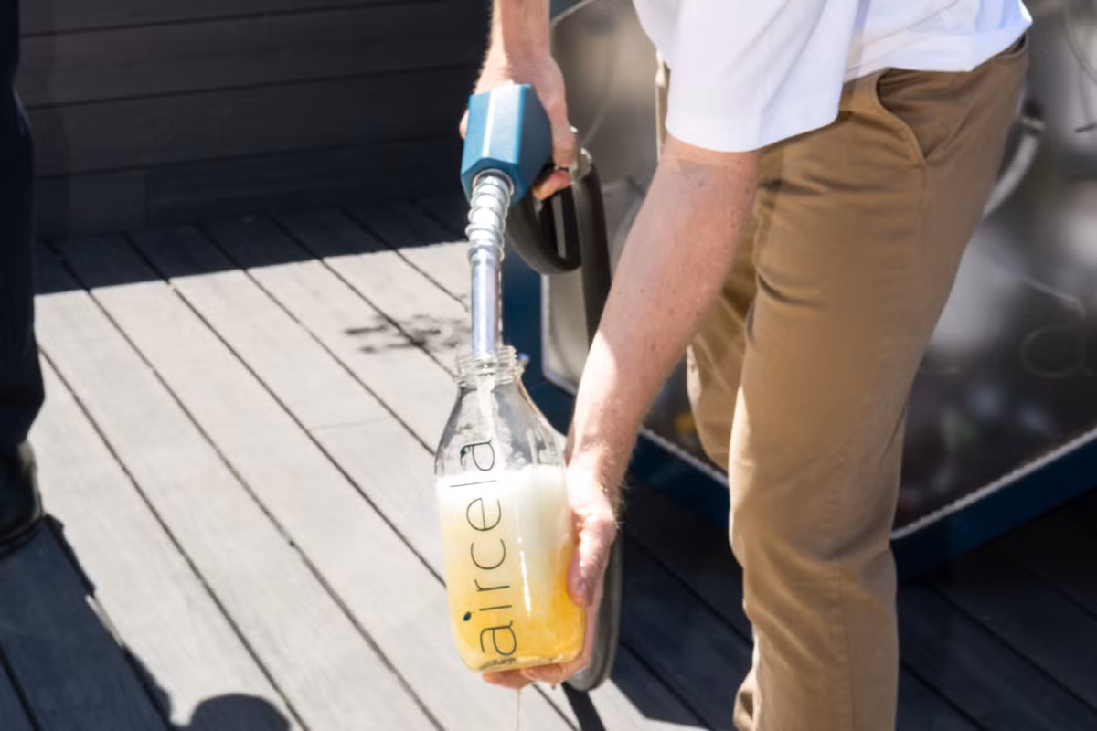 Aircela có trụ sở tại New York. Họ tin rằng đã tìm ra bước đột phá. Thành lập năm 2019 bởi Mia và Eric Dahlgren, công ty tiến tới thử nghiệm thực tế chỉ trong vài năm. Sự hỗ trợ từ các nhà đầu tư ban đầu đã giúp họ nhanh chóng chuyển từ phát triển sang thử nghiệm.