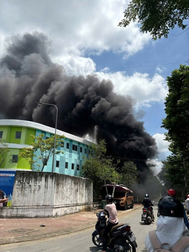 Cột khói từ vụ cháy bốc cao hàng chục mét.