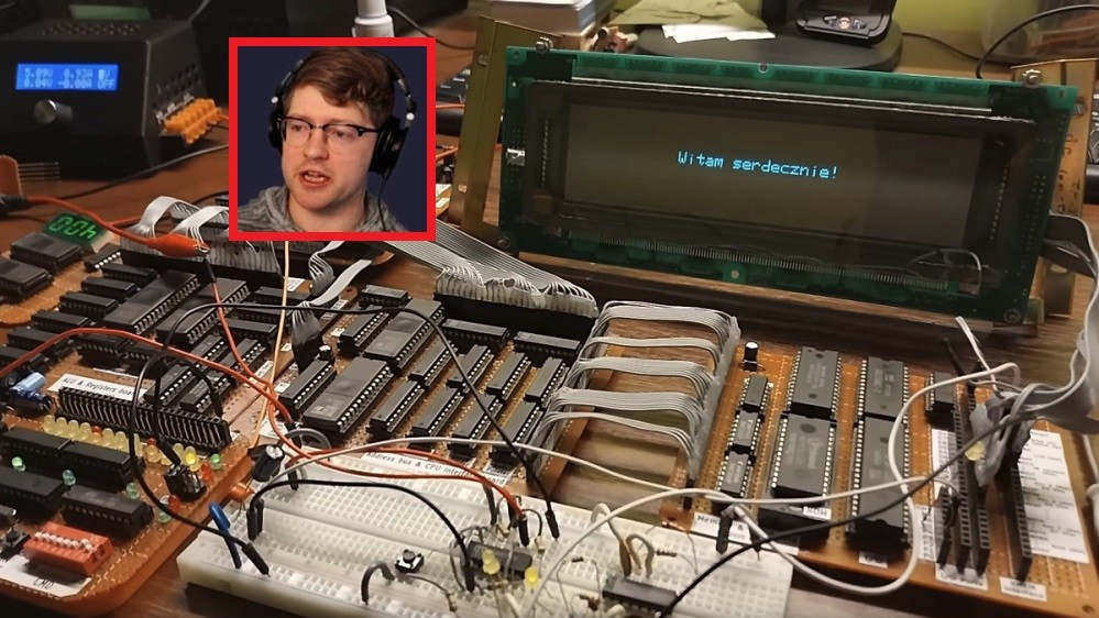 Từ đó, hệ thống dần được mở rộng thêm với giao diện bộ nhớ, bộ điều khiển bus địa chỉ được vận hành bởi một ALU phụ và cuối cùng là bộ điều khiển trung tâm có khả năng giải mã lệnh và điều phối dữ liệu trong toàn hệ thống.