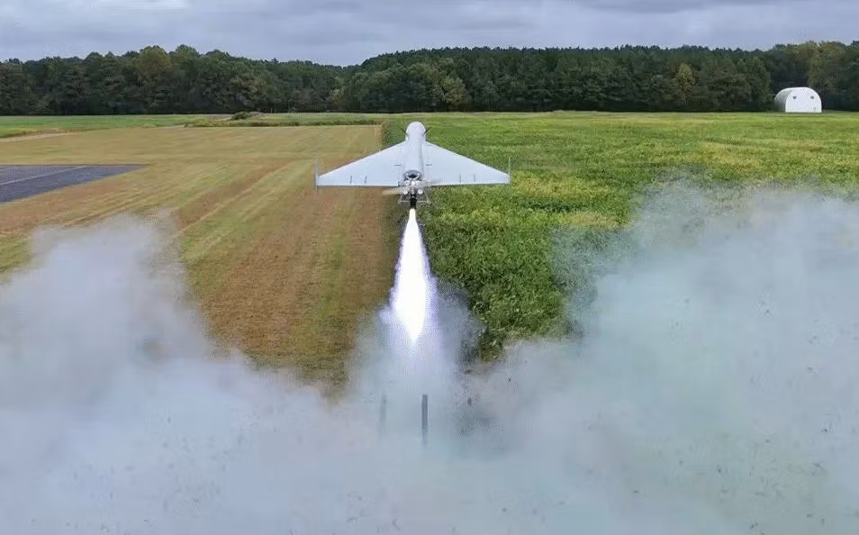 "Tổng thống đã ra lệnh hành động táo bạo, và những người lính dũng cảm của chúng ta, bao gồm binh sĩ, thủy thủ, phi công, lính thủy đánh bộ, lực lượng bảo vệ và lực lượng tuần duyên, đang đáp lại lời kêu gọi," Đô đốc Brad Cooper, chỉ huy của CENTCOM, cho biết trong thông cáo báo chí.