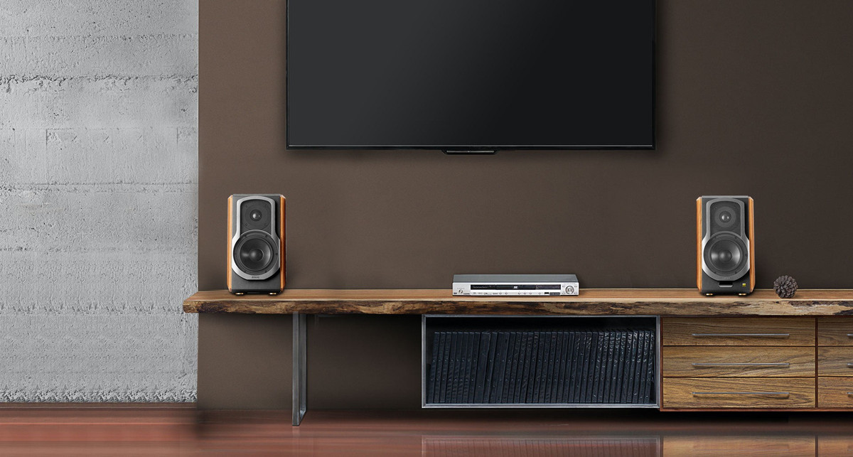 Những chiếc loa này có đáp tuyến tần số từ 40 hertz đến 40 kilohertz, tạo ra dải âm thanh rộng, mang đến trải nghiệm âm thanh tuyệt vời. Loa trầm nhôm 5,5 inch giảm thiểu hiện tượng méo tiếng, trong khi loa tweeter vòm titan 1 inch mang đến âm thanh sắc nét. S1000MKII cung cấp âm thanh Hi-Res và lossless với độ sâu bit 24 bit và tốc độ lấy mẫu 192 kilohertz. Bạn cũng có một điều khiển từ xa để điều khiển âm lượng và phát lại không dây mà không cần phải đứng dậy. Consumer Reports đã chấm cho sản phẩm này tổng điểm 75, với điểm tuyệt đối 5 cho chất lượng âm thanh.