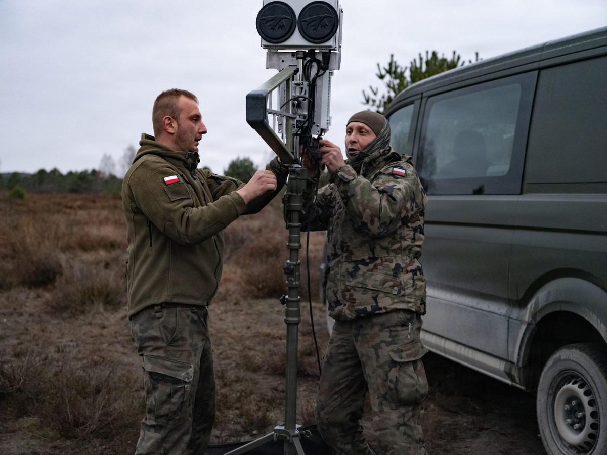 Nỗ lực tăng cường khả năng chống máy bay không người lái của Mỹ ở Trung Đông cho thấy những lo ngại về kế hoạch đáp trả của Iran trên khắp khu vực đối với các cuộc tấn công của Mỹ và Israel. Các quốc gia vùng Vịnh Ba Tư đã phàn nàn rằng họ không được cho đủ thời gian để chuẩn bị cho làn sóng máy bay không người lái và tên lửa của Iran dội xuống lãnh thổ của họ.