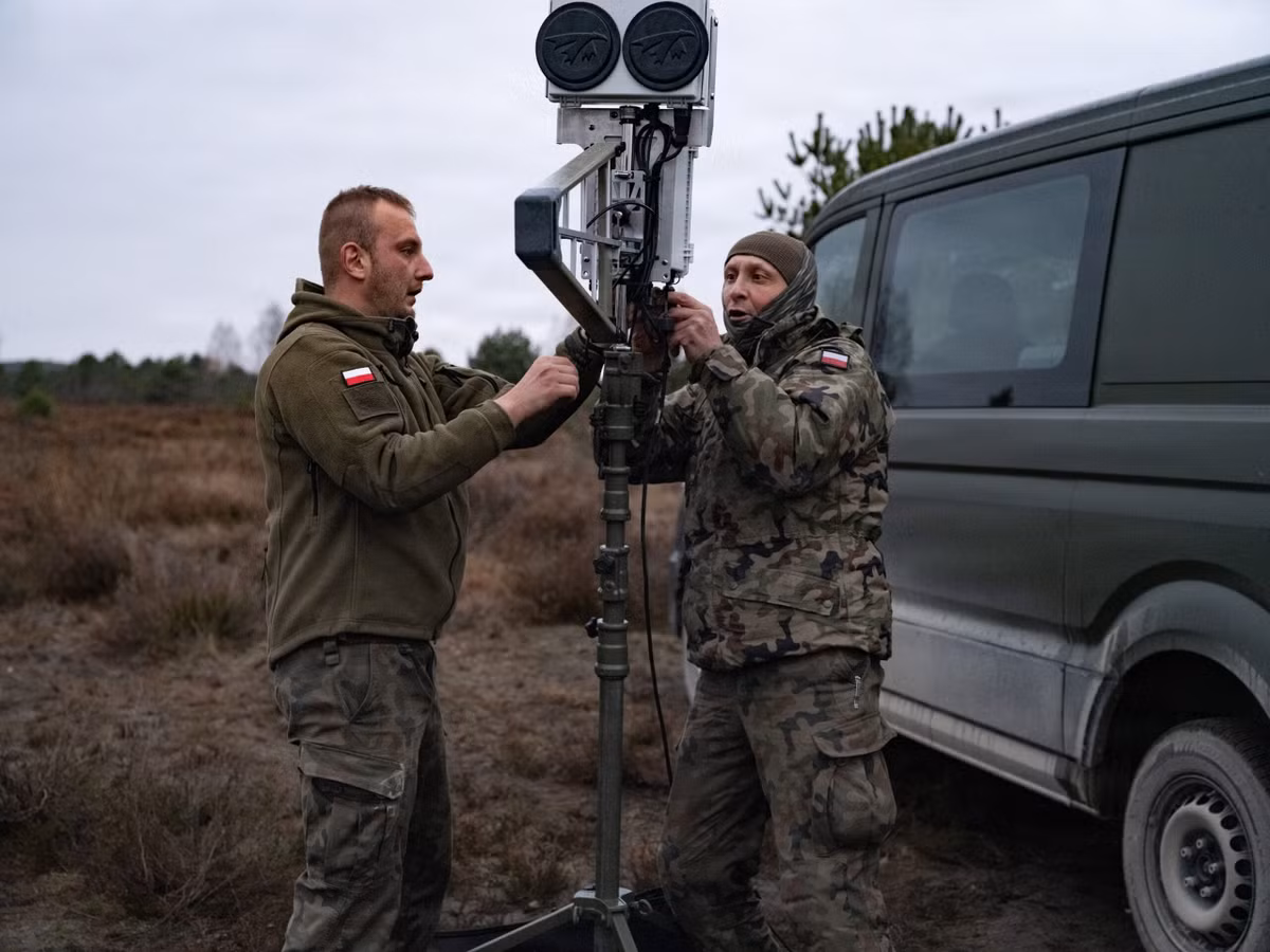 Nỗ lực tăng cường khả năng chống máy bay không người lái của Mỹ ở Trung Đông cho thấy những lo ngại về kế hoạch đáp trả của Iran trên khắp khu vực đối với các cuộc tấn công của Mỹ và Israel. Các quốc gia vùng Vịnh Ba Tư đã phàn nàn rằng họ không được cho đủ thời gian để chuẩn bị cho làn sóng máy bay không người lái và tên lửa của Iran dội xuống lãnh thổ của họ.