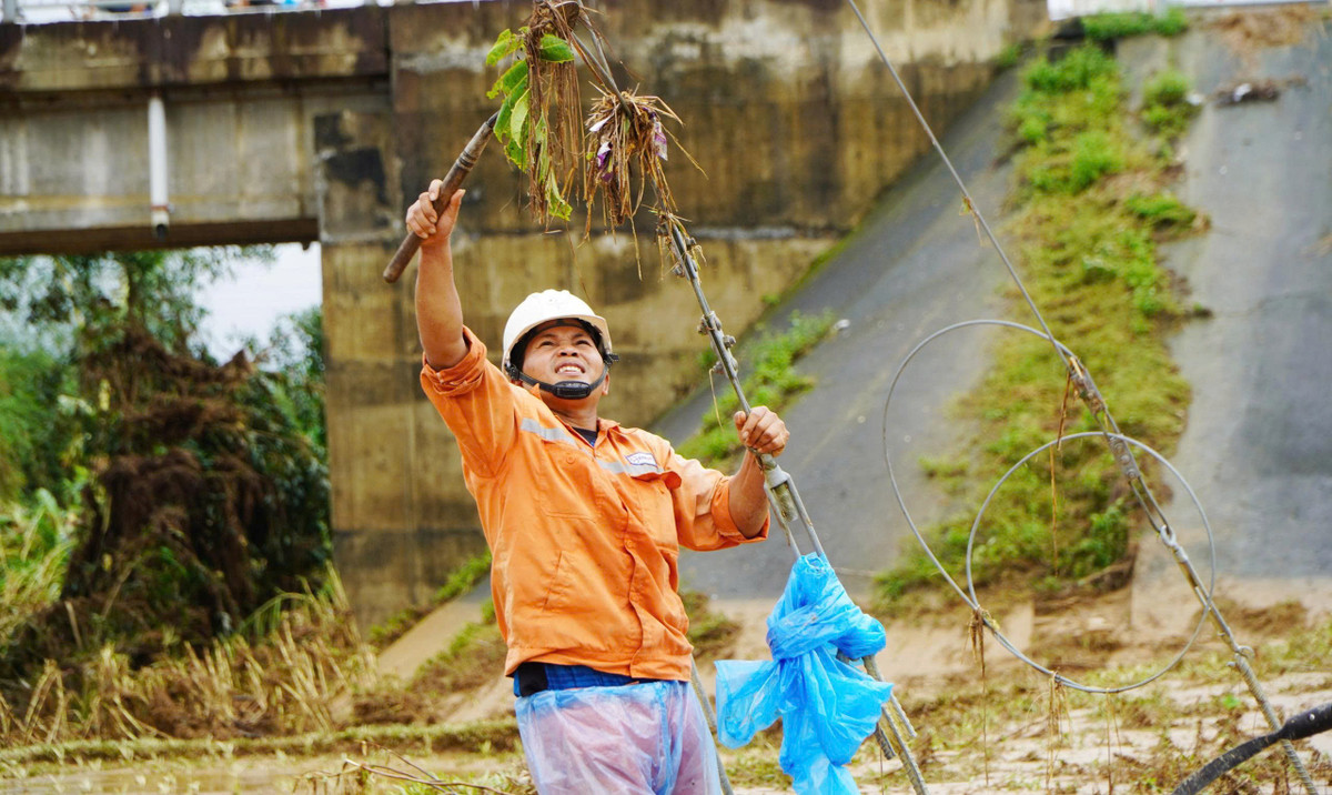 Tại các xã khu vực miền núi gồm Sơn Hà, Sơn Tây, Sơn Tây Hạ và Sơn Tây Thượng, toàn bộ cán bộ, nhân viên Đội Quản lý Điện lực Sơn Hà (Công ty Điện lực Quảng Ngãi) đã đồng loạt ra quân khắc phục sự cố lưới điện.