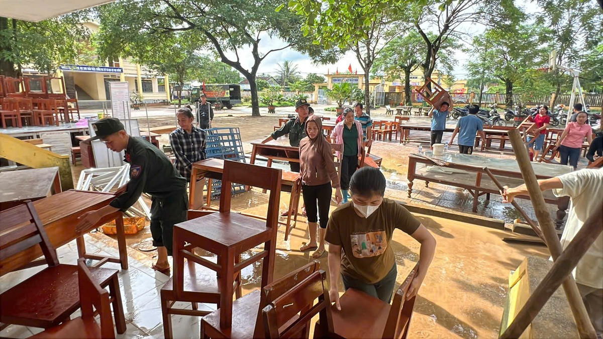 Hiệu trưởng Trường Tiểu học số 2 Bình Minh cho biết, chưa có điện nên nhà trường phải thuê máy phát để bơm nước dội rửa. Hiện nay, các phòng học có thể dọn được, nhưng ở sân, lớp bùn đóng quá dày nên chắc phải nhờ các lực lượng giúp đỡ, phấn đấu đến thứ 7 có thể khôi phục việc giảng dạy. Tại nhiều tuyến đường, các phương tiện như xe đào, xe múc... tích cực hỗ trợ cũng các lực lượng đẩy nhanh việc thu gom bùn, rác.