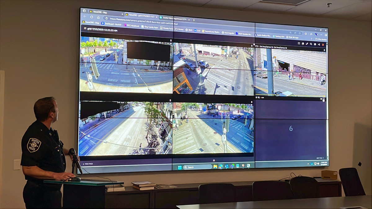 Đại úy James Britt trình chiếu hình ảnh trực tiếp từ camera như một phần của Trung tâm tội phạm thời gian thực mới của SPD.