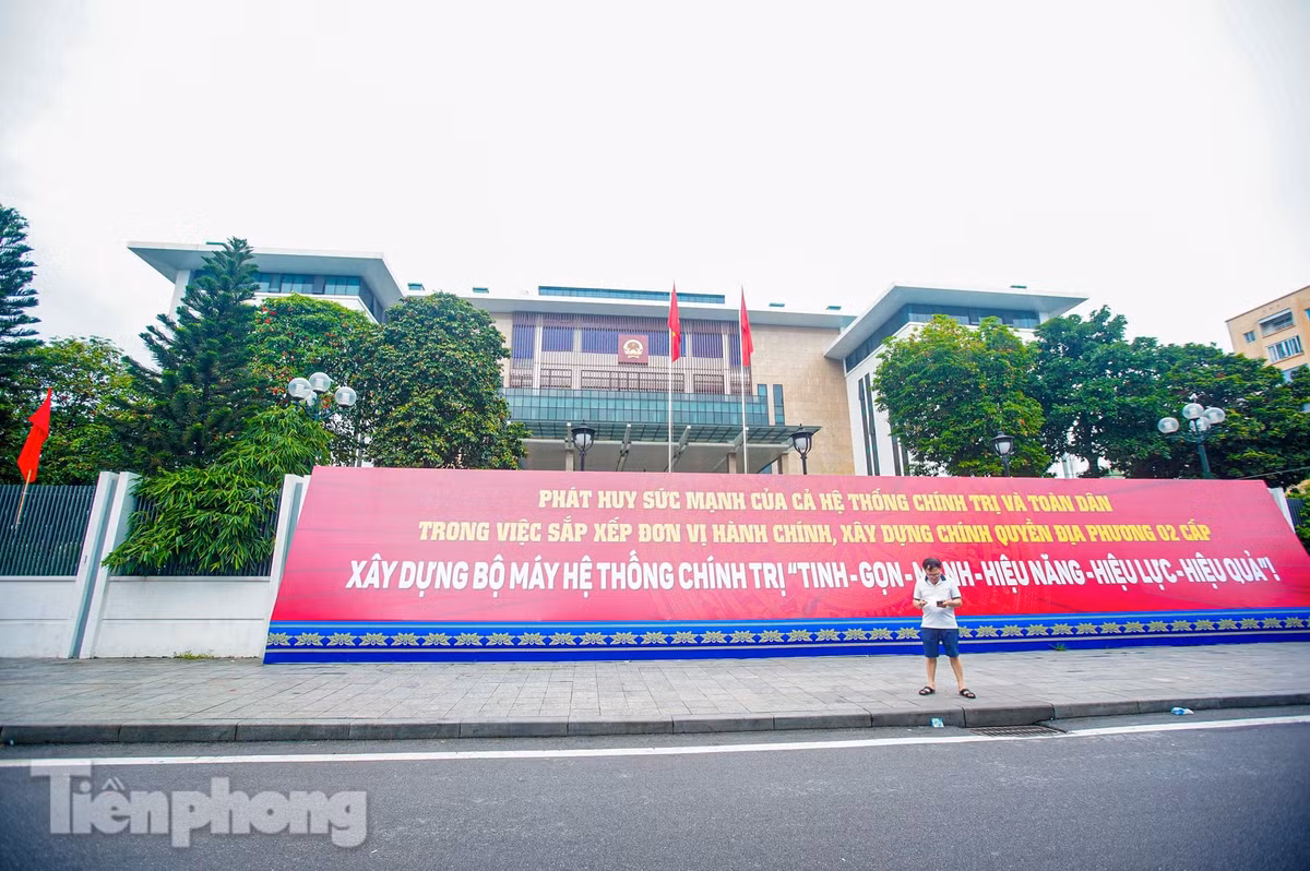 Trụ sở cũ quận Đống Đa, 59-61 Hoàng Cầu, nay thành trụ sở phường Đống Đa và phường Ô Chợ Dừa.