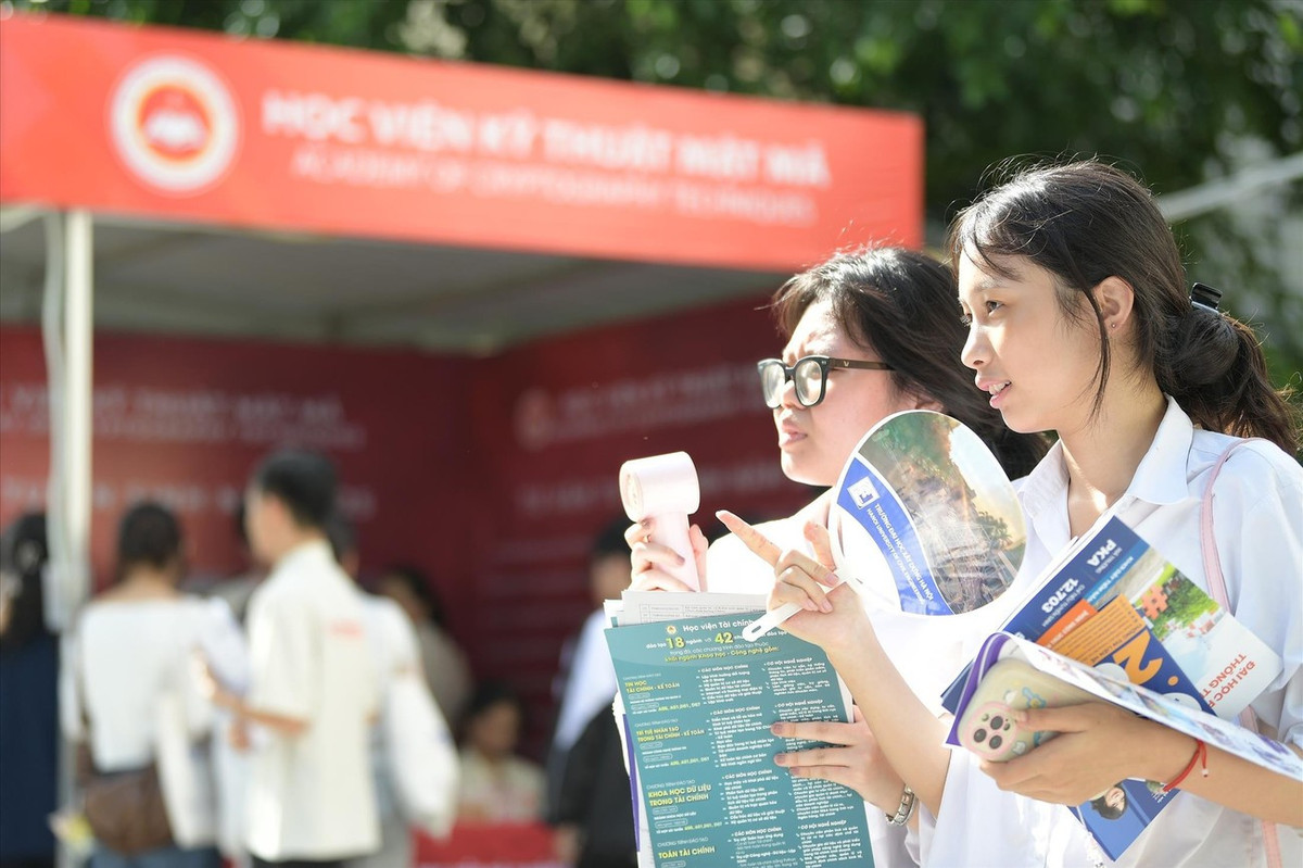 Thí sinh tìm hiểu thông tin tuyển sinh năm 2025 Ảnh: DƯƠNG TRIỀU