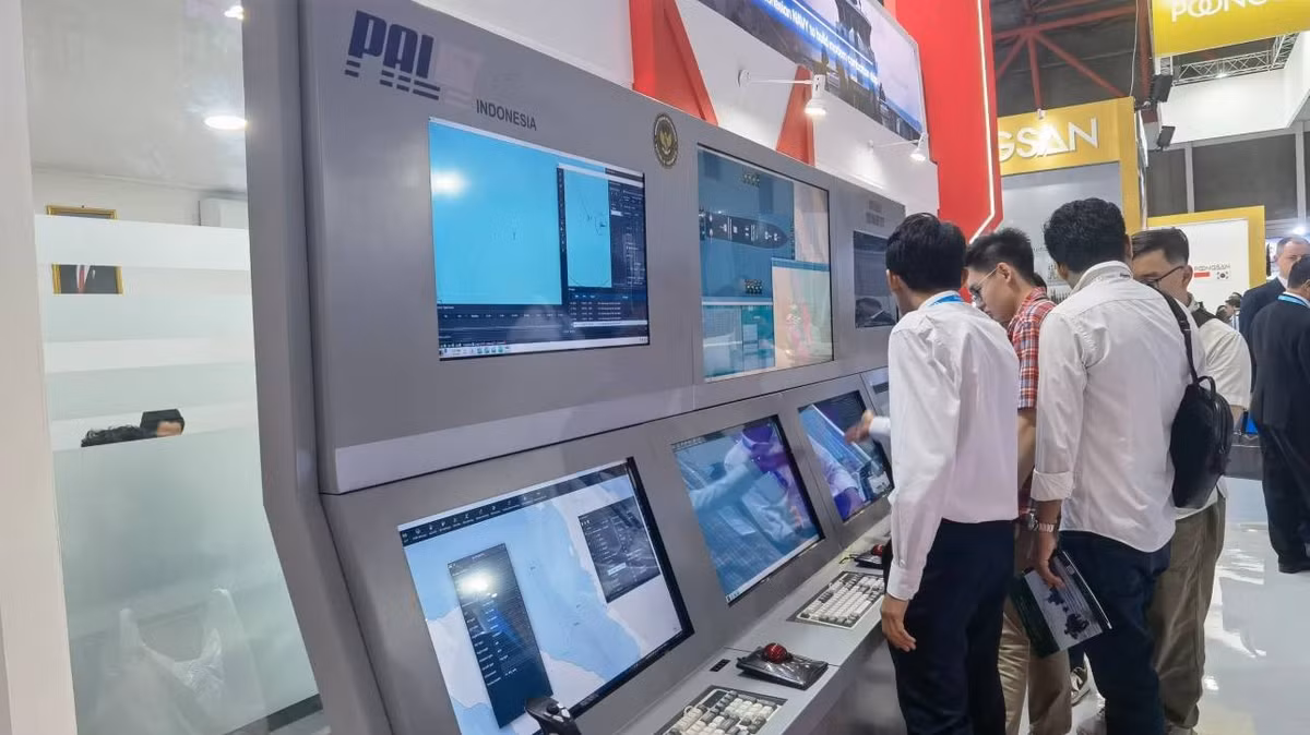 Quốc gia này nằm ở ngã ba hàng hải chiến lược nối châu Á với châu Âu, nơi có hàng loạt eo biển hẹp đóng vai trò huyết mạch của vận tải toàn cầu. Trong bối cảnh thế giới tiềm ẩn nhiều bất ổn, việc Indonesia phát triển tàu ngầm tự hành mang tính tấn công cho thấy nước này đang âm thầm chuẩn bị cho khả năng kiểm soát và bảo vệ vùng biển của mình — yếu tố có thể trở thành quyền lực chiến lược nếu xảy ra xung đột toàn cầu.