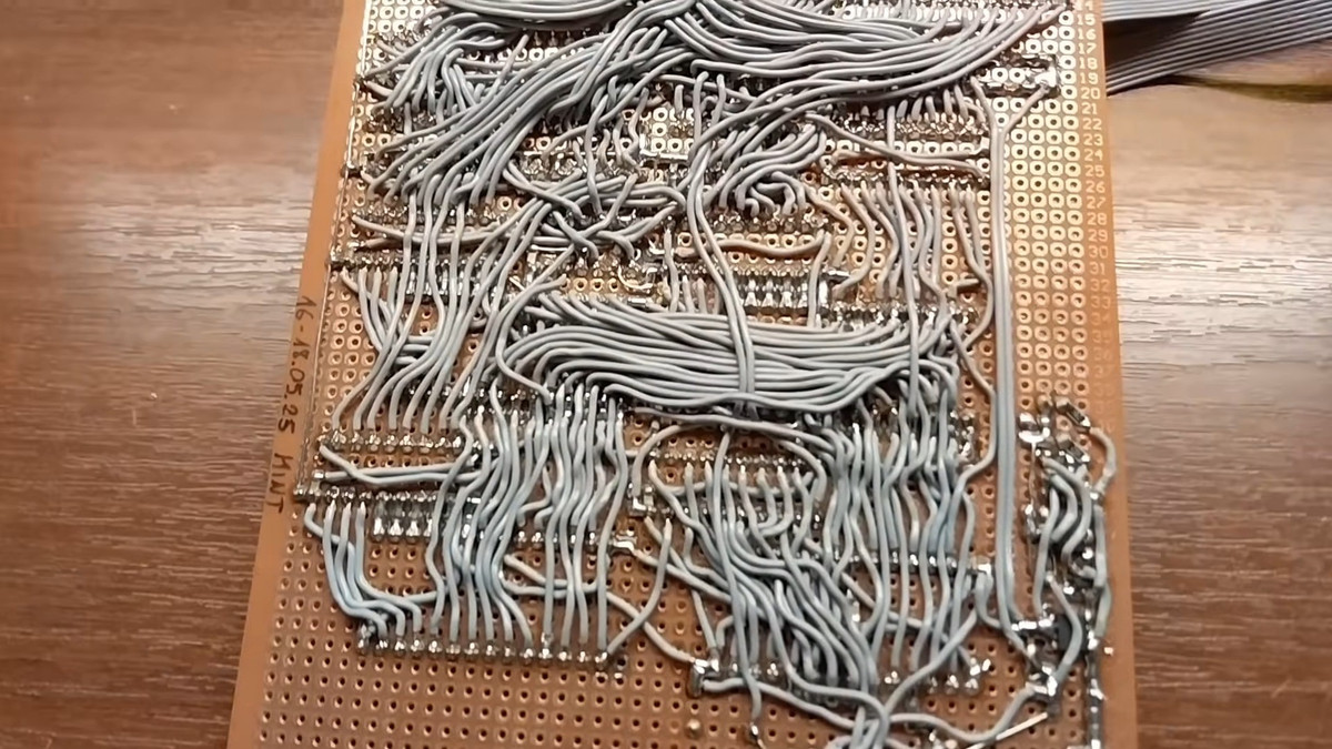 Dự án được bắt đầu với việc xây dựng khối logic số học, hay còn gọi là ALU, vốn là thành phần quan trọng của mọi bộ xử lý. Nguyên mẫu đầu tiên chỉ xử lý được phép cộng đơn giản, hoạt động không ổn định và buộc phải loại bỏ. Phiên bản tiếp theo được thiết kế theo dạng cắm rời để dễ dàng thay thế và kiểm tra.