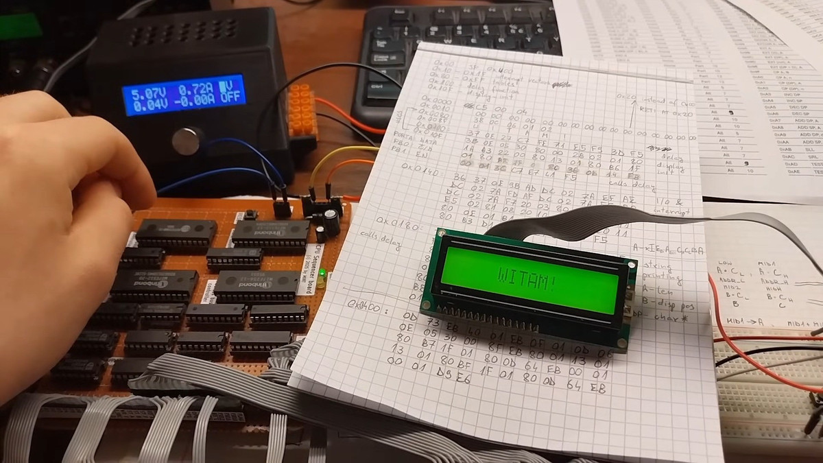 Tác giả là một kỹ sư tự do người Ba Lan, hoạt động dưới cái tên Majsterkowanie i nie tylko, viết tắt là MINT (Tự làm và hơn thế nữa). Trong ba tháng liên tục, anh đã thiết kế kiến trúc, đi dây, lập trình và thử nghiệm toàn bộ hệ thống. Dự án được thực hiện thủ công từ đầu đến cuối, từ việc xây dựng các khối logic cơ bản cho đến phần mềm điều khiển và các bước xử lý lỗi phần cứng.