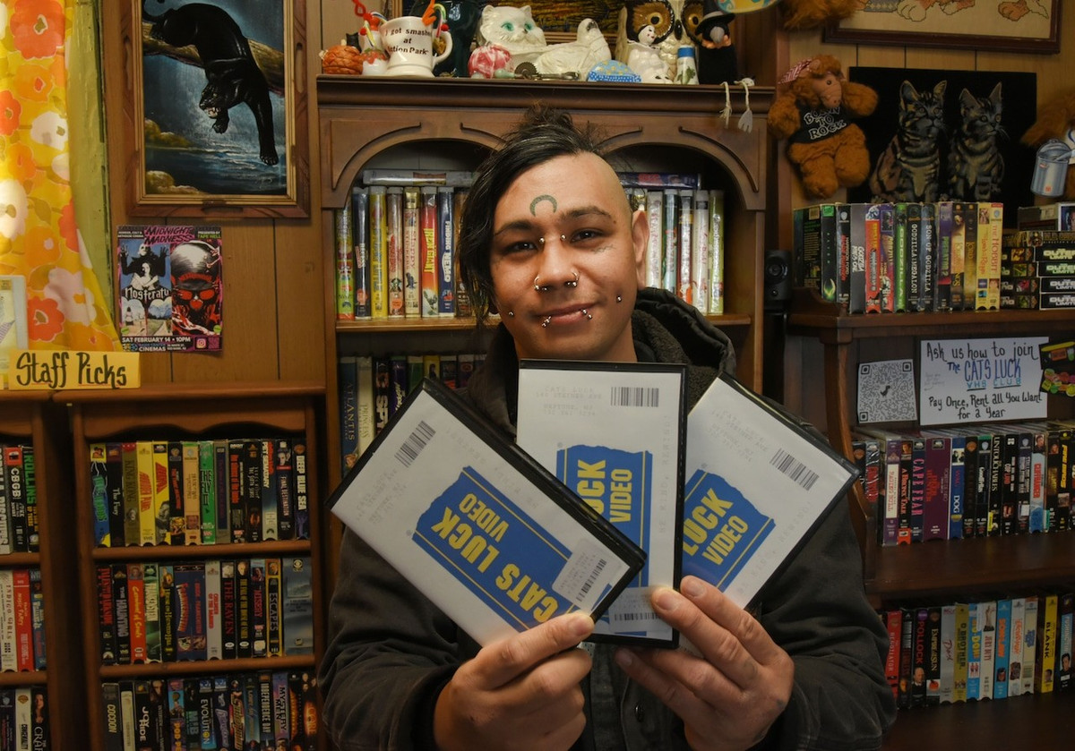 Migzy, một thành viên tích cực của subreddit r/VHS, đã chia sẻ với NJ.com về cách anh bắt đầu sưu tập băng VHS: “Tôi muốn cho các con xem phim 'Cocoon', nhưng không tìm thấy chỗ nào để xem trực tuyến… Một tháng sau, tôi đến một cửa hàng đồ cũ và tìm thấy một bản sao phim trên băng VHS, và họ cũng có bán cả máy VCR nữa!”