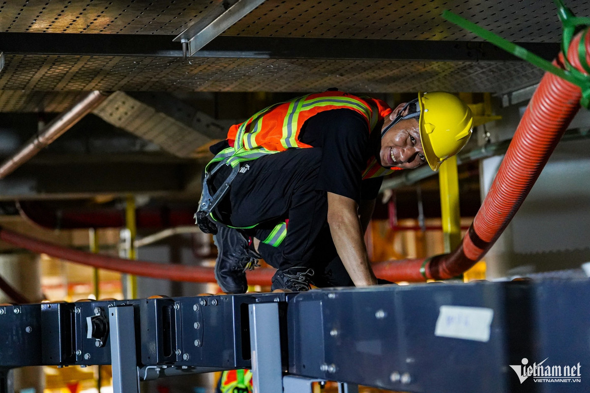 Các công nhân cũng đang thi công hệ thống xử lý hành lý tự động (BHS).