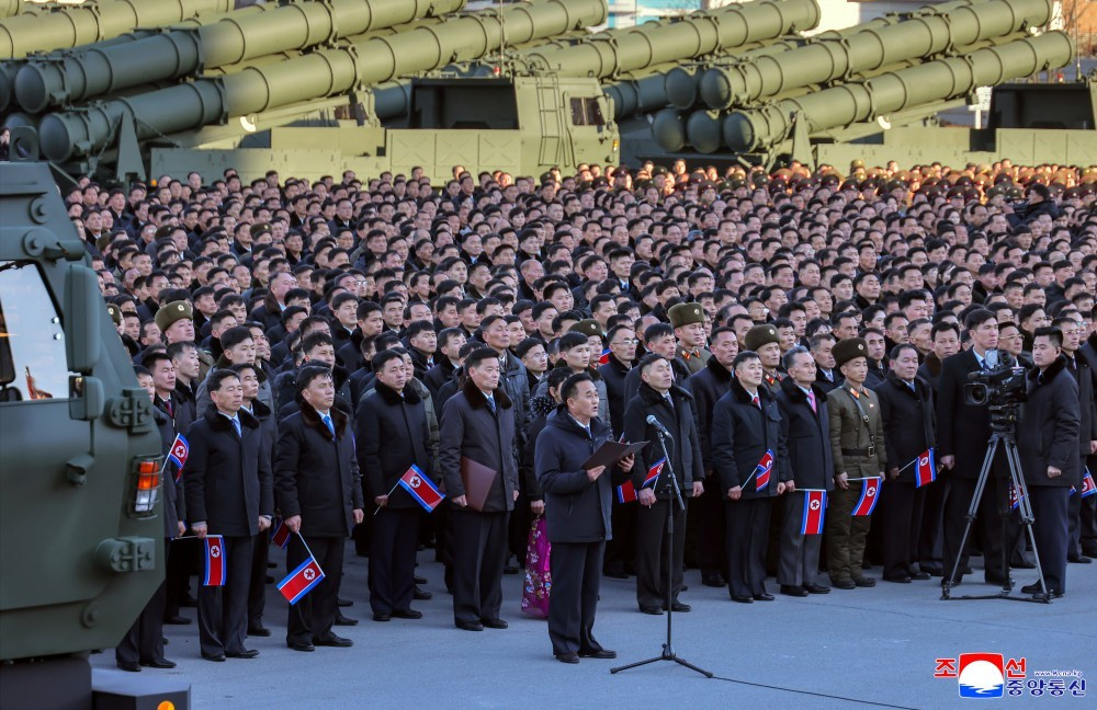 Theo KCNA, trong vòng 2 tháng, lực lượng lao động tại các cơ sở công nghiệp quân sự trọng điểm đã hoàn tất sản xuất 50 bệ phóng mới, hiện đang được trưng bày tại Trung tâm Văn hóa 25/4 - địa điểm diễn ra Đại hội lần thứ IX của Đảng Lao động Triều Tiên. Hệ thống phóng rocket đa nòng 600mm được giới thiệu lần này là phiên bản cải tiến, với 5 ống phóng được lắp trên bệ phóng 4 trục, nhiều hơn một ống phóng so với phiên bản trước đó.