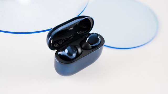 Ngoài ra, TWS 5 đạt chuẩn kháng nước và bụi IP54, có thể kết nối đồng thời với ba thiết bị và đặc biệt hỗ trợ tính năng dịch ngôn ngữ trực tiếp trên tai nghe cho các ngôn ngữ Anh, Trung, Hàn, Nhật và Pháp.