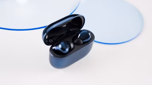 Ngoài ra, TWS 5 đạt chuẩn kháng nước và bụi IP54, có thể kết nối đồng thời với ba thiết bị và đặc biệt hỗ trợ tính năng dịch ngôn ngữ trực tiếp trên tai nghe cho các ngôn ngữ Anh, Trung, Hàn, Nhật và Pháp.