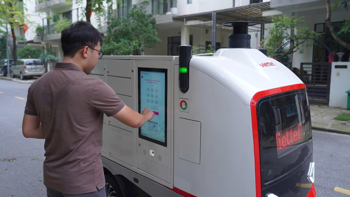 Viettel Post (VTP) đang thử nghiệm robot giao hàng tự hành tại khu đô thị Vinhomes Thăng Long (Hà Nội), vận hành hoàn toàn tự động nhờ ứng dụng công nghệ điều hướng thông minh, trí tuệ nhân tạo và hệ thống cảm biến tiên tiến.