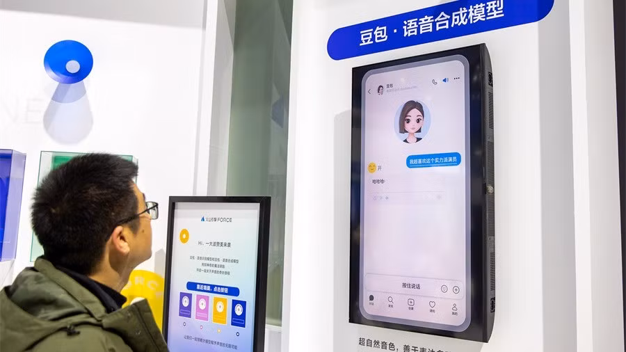 Doubao không chỉ hiểu nhu cầu của người dùng mà còn có thể mô phỏng các thao tác tương tác như chạm, vuốt, và gõ phím, tự động vận hành các ứng dụng trên điện thoại như một con người.