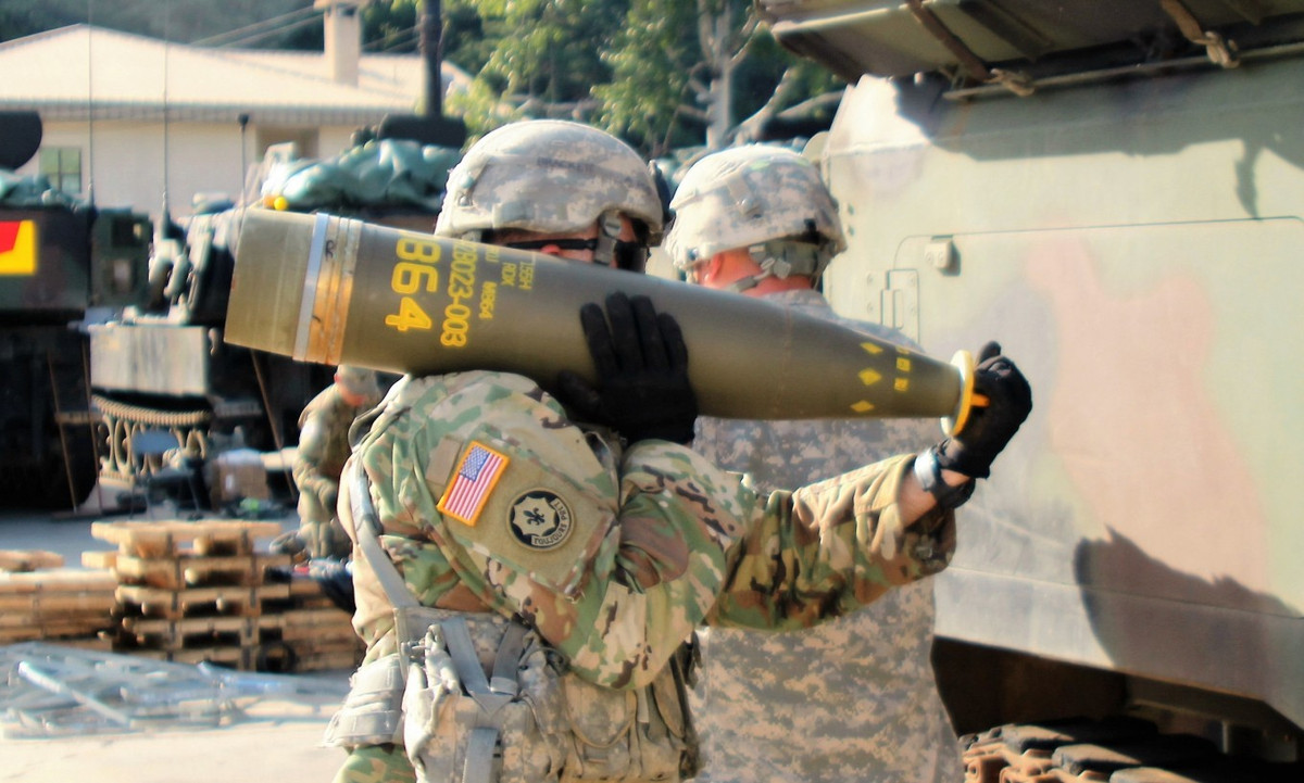 Năm 2008, Bộ Quốc phòng đã quy định rằng bom chùm phải có tỷ lệ hỏng không quá 1%, mặc dù chính sách đó đã bị đảo ngược vào năm 2017. Quân đội hiện đang có kế hoạch thay thế DPICM bằng Đạn pháo hiệu ứng diện rộng, hay C-DAEM. Chương trình này bao gồm đạn pháo XM1180 để rải bom bi chống tăng, và đạn pháo XM1208 để rải đạn con chống lại sinh lực địch và xe hạng nhẹ.