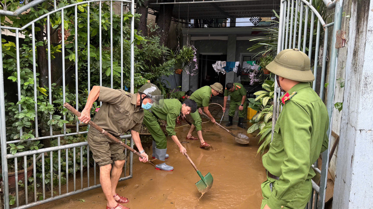 Tại địa bàn một số xã phía Đông Bắc như Bình Minh, Vạn Tường, Bình Sơn Trung đoàn Cảnh sát Cơ động (CSCĐ) Nam Trung Bộ huy động lực lượng hỗ trợ nhân dân cùng các điểm trường học bị ngập lũ để khẩn trương dọn dẹp, khắc phục hậu quả.