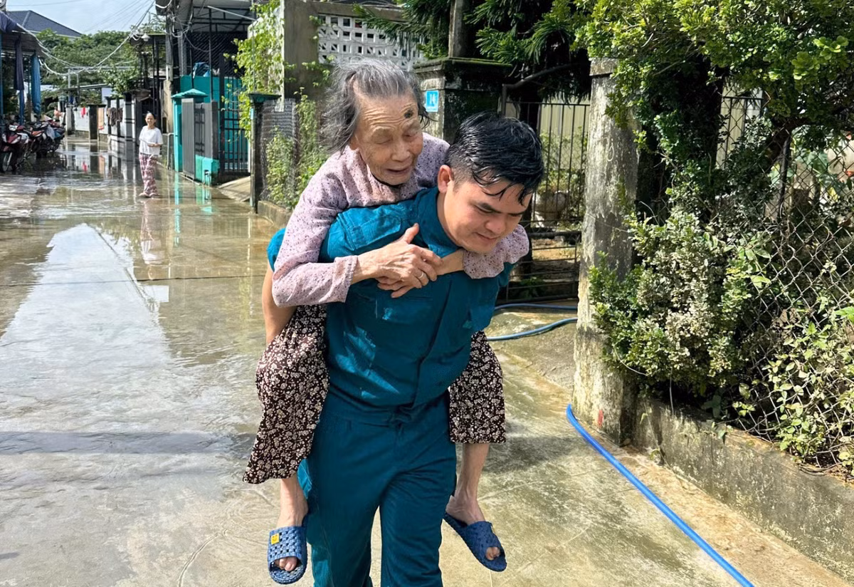 Những người già yếu trước đó được di tản cũng được lực lượng dân quân, bảo vệ an ninh hỗ trợ quay trở về nhà sau khi nước rút.