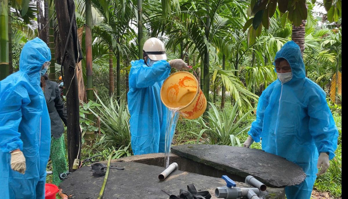 Các giếng nước bị ngập cũng được cán bộ Trạm Y tế xã xử lý, đánh thuốc khử khuẩn bằng Cloramin B. Đồng thời hướng dẫn người dân cách xử lý nước an toàn để dùng tạm trong thời gian chờ nguồn nước ổn định.