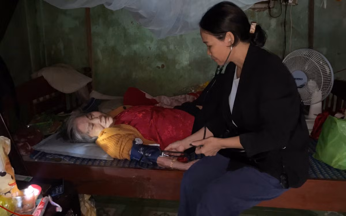 Công tác chăm sóc y tế cho người già, yếu khó đi lại cũng được các đơn vị y tế triển khai kịp thời.