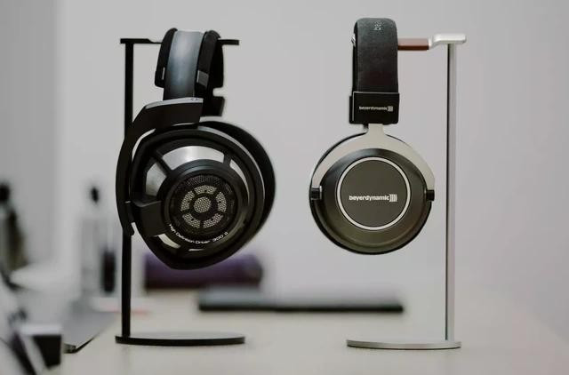 Mặc dù BPA và BPS tồn tại trong vật liệu rắn, nhiều bằng chứng khoa học cho thấy chúng có thể thẩm thấu qua da thông qua mồ hôi, đặc biệt khi người dùng đeo tai nghe trong thời gian dài hoặc khi vận động. Các nhà nghiên cứu cảnh báo rằng nguy cơ không xuất hiện ngay lập tức, nhưng phơi nhiễm lặp lại trong thời gian dài có thể gây tác động tiêu cực, nhất là với thanh thiếu niên.