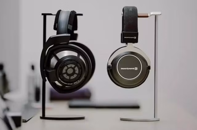 Mặc dù BPA và BPS tồn tại trong vật liệu rắn, nhiều bằng chứng khoa học cho thấy chúng có thể thẩm thấu qua da thông qua mồ hôi, đặc biệt khi người dùng đeo tai nghe trong thời gian dài hoặc khi vận động. Các nhà nghiên cứu cảnh báo rằng nguy cơ không xuất hiện ngay lập tức, nhưng phơi nhiễm lặp lại trong thời gian dài có thể gây tác động tiêu cực, nhất là với thanh thiếu niên.