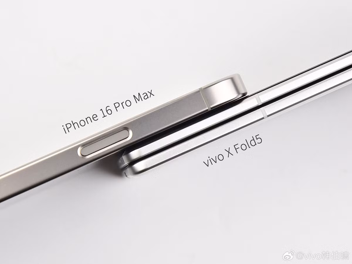 Như bạn có thể thấy, điện thoại vivo X Fold 5 ở trạng thái gập lại trông chỉ dày hơn một chút so với iPhone 16 Pro Max, vốn dày 8.25mm. Một báo cáo gần đây tuyên bố rằng, độ dày khi gập lại của X Fold 5 là 9.33mm.