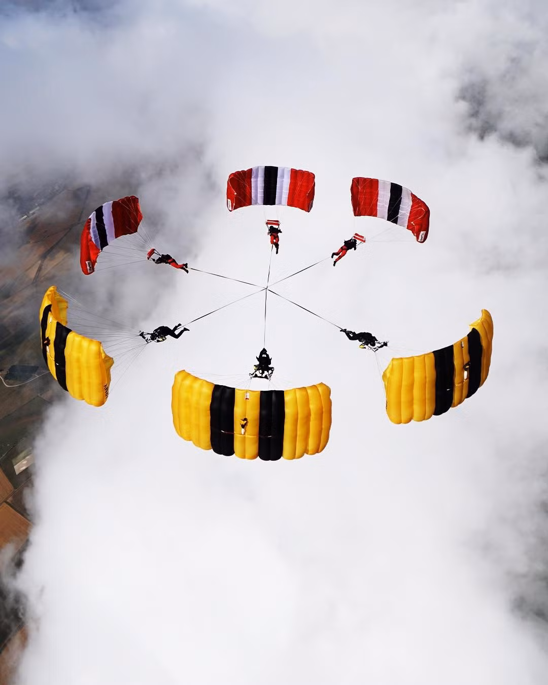 Điều đó đã thay đổi vào năm 2025, khi một đợt triển khai huấn luyện chung với Đội Nhảy dù Lục quân Mỹ tạo cơ hội để chia sẻ ý tưởng. Cả hai đội bắt đầu huấn luyện cùng nhau ngay lập tức, bắt đầu với đội hình 3 hướng và dần dần tiến tới các lần thử 5 hướng. Mặc dù thiết bị gặp sự cố trong một buổi diễn tập, sự hợp tác này đã đặt nền móng cho một lần thử thành công.