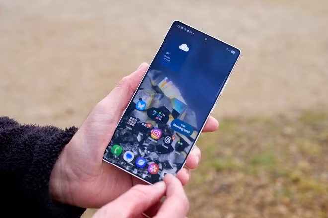 Samsung trang bị cho S25 Ultra màn hình Dynamic AMOLED 2X kích thước lớn, độ phân giải QHD+ và tần số quét 120Hz. Độ sáng tối đa lên tới 3000 nits giúp hiển thị rõ ràng ngay dưới ánh nắng. Công nghệ Vision Booster và HDR10+ mang đến màu sắc rực rỡ, chi tiết cao, viền siêu mỏng tạo hiệu ứng “vô cực” khi trải nghiệm.