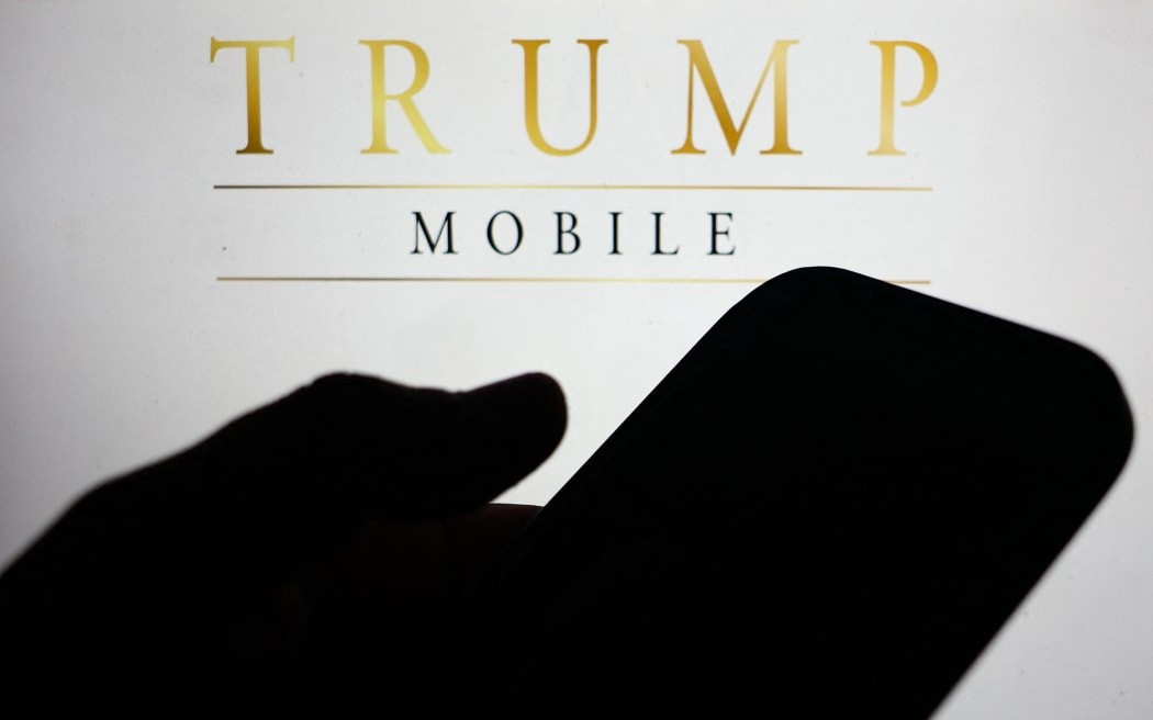 Có rất ít thông tin chi tiết được chia sẻ về chiếc điện thoại thông minh giá 499 đô la và dịch vụ 'Trump Mobile', nhưng trang web riêng của công ty tuyên bố rằng dự án "không được thiết kế, phát triển, sản xuất, phân phối hoặc bán bởi The Trump Organization hoặc bất kỳ chi nhánh hay đơn vị chủ quản nào của họ", cho thấy đây chỉ là một thỏa thuận cấp phép đơn giản.