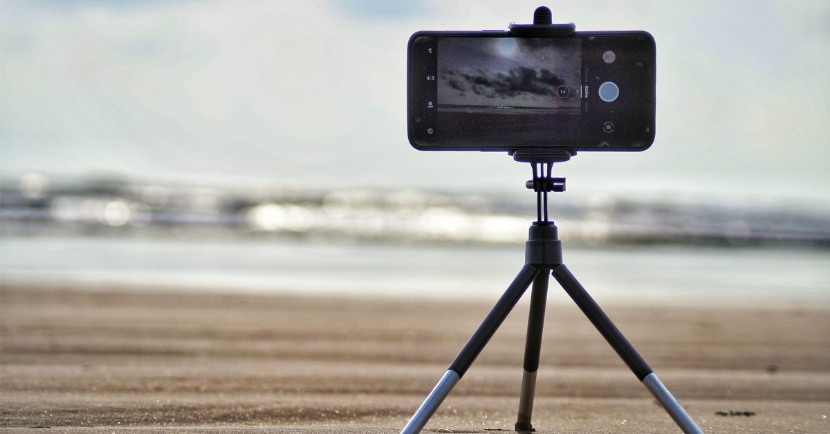 Chân máy (tripod) là công cụ rất cần thiết khi chụp ảnh siêu trăng bằng điện thoại vì nó giúp giữ máy cố định, hạn chế rung tay làm ảnh bị nhòe. Đặc biệt, khi phải phơi sáng lâu hoặc zoom gần, chân máy giúp ảnh sắc nét rõ rệt hơn. Nếu không có tripod, bạn có thể tận dụng những chỗ cố định như mỏm đá, lan can hay cửa sổ để đặt điện thoại cho ổn định.