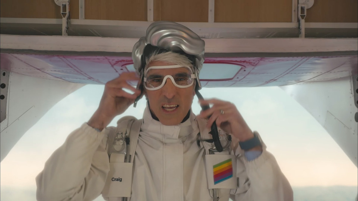 WWDC thường bắt đầu bằng một đoạn phim ngắn được mô tả tốt nhất là "hài hước một cách mơ hồ", nhưng năm nay đã hài thật. Bộ phim có sự góp mặt của Craig Federighi, Phó chủ tịch cấp cao phụ trách Kỹ thuật phần mềm của Apple, đang chạy đua trên đường đua để quảng bá cho bộ phim F1: The Movie có sự tham gia của Brad Pitt. Nhưng ngôi sao thực sự trong chương trình quảng cáo WWDC là mái tóc của là Federighi. Vâng, người đàn ông tự nhận mình là Hair Force One. Steve Jobs còn sống chắc không bao giờ chấp nhận. Thành thật mà nói, nó khá vui và là lời nhắc nhở rằng Apple luôn được hưởng lợi khi bớt nghiêm túc hơn một chút.